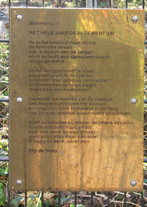 833226 Afbeelding van het gedicht 'Het hele jaar de bloementuin' van Elly de Vries op een goudkleurig paneeltje, ...